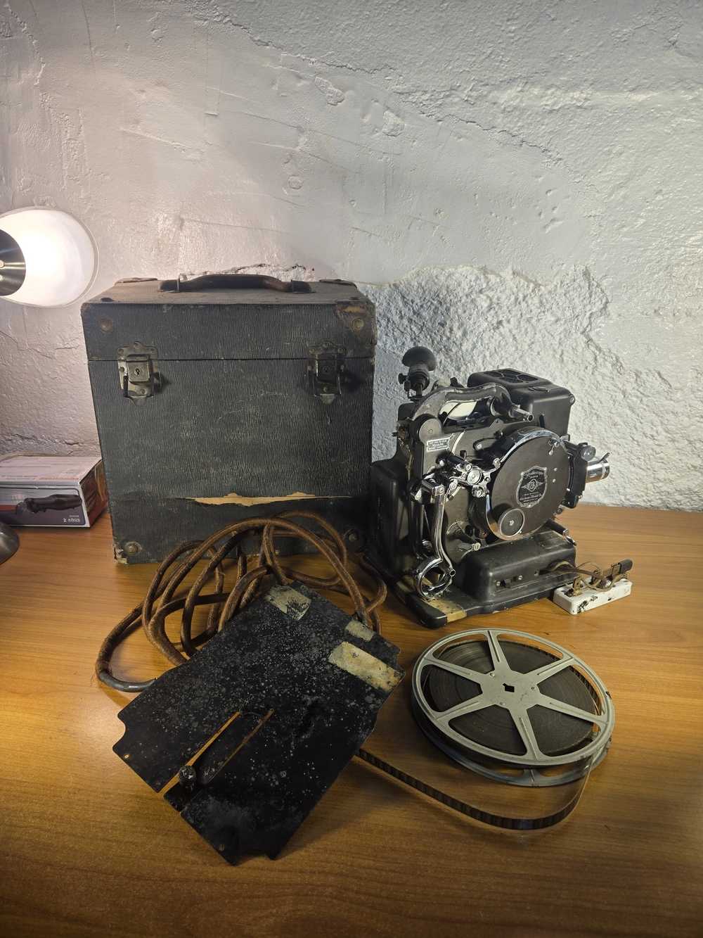 Vintage Kodak Kodascope Model B Series K 16mm Projector With Case & Reel Film